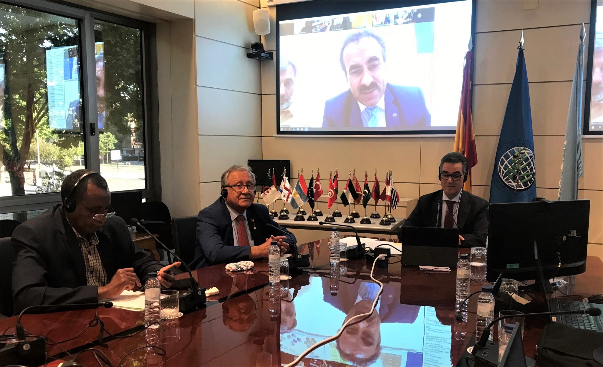 All'estrema destra della foto, Abdellatif Ghedira, direttore esecutivo del Coi nel corso della riunione plenaria della 113esima Sessione dei membri del Consiglio, nella quale è stata firmata l'intesa con la Fao