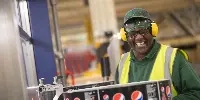 Un lavoratore nella fabbrica di Britvic a Hemel Hempstead