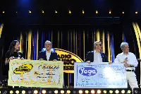 Consegna assegno Yoga a concerto Radio Bruno a Forlì