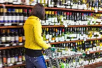 Esposizione di alcolici in un supermercato
