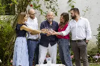 Roberto Castagner (fondatore dell'omonima distilleria), brinda con i figli Giulia, Giovanni, Silvia, e col nipote Carlo