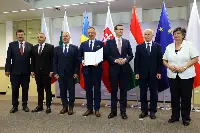 I ministri dell'Agricoltura di Bulgaria, Polonia, Romania, Slovacchia e Ungheria assieme al premier polacco Mateusz Morawiecki (Varsavia, 19 luglio 2023)