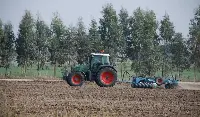 agricoltore_trattore_campo
