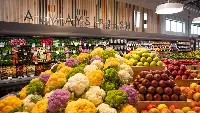 Banco frutta e verdura di supermercato