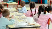 Bambini a mensa scolastica