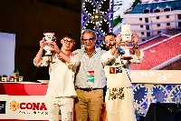 Pierpaolo Ferracuti (a dx.) vince il Cpus Cous Fest; a sin. Erik Cinquerughe, al centro Giovanni Anania di Conad
