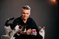 Robbie Williams testimonial d'eccellenza di Purina Felix: la superstar mondiale protagonista della campagna “It’s Great To Be a Cat”