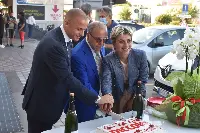 Michele Piccolo, e i figli Giusy e Raffaele, all'inaugurazione del supermercato di Acerra
