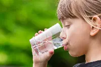 Bambina beve acqua
