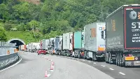 Coda di tir su un'autostrada ligure