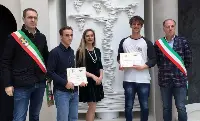 Il Sindaco di Conegliano Fabio Chies, lo studente Gabriele Dalla Bona, Rosanna Carpenè, lo studente Alex Zanette e il Consigliere alle Attività Produttive del Comune di Brugnera Gianni Rossetto davanti all'opera "Storia di Vite"