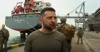 Il presidente ucraino Zelensky in visita al porto di Odessa a fine luglio. Alle sue spalle la nave Polarnet, come altri due mercantili salpata il 5 agosto 2022 con a bordo tonnellate di cereali