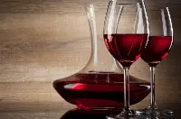 Vino rosso in decanter
