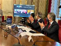 La sigla del Mou tra Mipaaf e Gruppo Rakuten: da destra Battistoni e Assenza; in video per la piattaforma di e-commerce giapponese, il suo vicepresidente esecutivo Kazunori Takeda