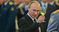 Il presidente russo Putin brinda con un calice di vino
