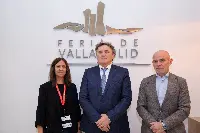 Da sinistra Beatriz Ortega Hernández, Roberto Pellegrini e Víctor Caramanzana alla firma dell'accordo Hospitality-Fibar Valladolid