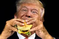 Il presidente Trump mangia un panino americano