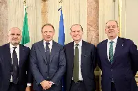 Il ministro dell'Agricoltura Francesco Lollobrigida (secondo da sx) e il presidente di Confagricoltura Massimiliano Giansanti (terzo da sx). Accamto a loro due sottosegretari del ministero