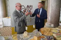 Il presidente dell'Afidop, Antonio Auricchio, con il ministro dell'Agricoltura, della Sovranità Alimentare e delle Foreste, Francesco Lollobrigida