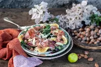 Insalata, salumi e frutta