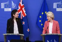 A sinistra, l'ex primo ministro neozelandese Jacinda Ardern, a destra Ursula von der Leyen presidente della Commissione europea