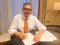 Il presidente di Regione Liguria Giovanni Toti firma il decreto di nomina del nuovo assessore al Turismo Augusto sartori