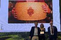 Il vice presidente Attilio Zanetti e la responsabile Marketing Italia Mirella Parmeggiani ricevono il Formaggi&Consumi Award (Parma, 29 marzo 2023) assegnato al Consorzio Grana Padano