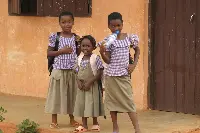 Bambine all'uscita della scuola in Togo