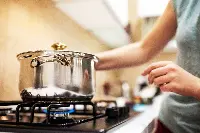 Fornello acceso: cucina casalinga