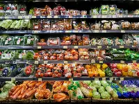 Supermercato: frutta e verdura imballate nella plastica