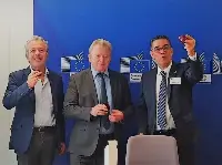 I rappresentanti della CE guidati dal commissario per l'Agricoltura Wojciechowski, e il Consiglio oleicolo internazionale (Coi) guidato dal direttore esecutivo Ghedira nel recente incontro a Bruxelles brindano con uno shot d'olio evo