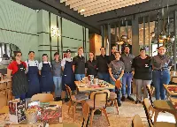 Giovani dello staff del nuovo Roadhouse Restaurant di Padova, in via Chiesanuova