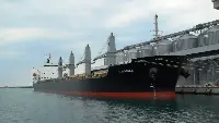 Una nave carica di grano al porto di Odessa