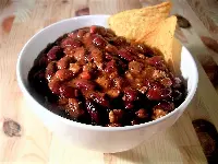 Chili con carne decorato con chips di tortilla