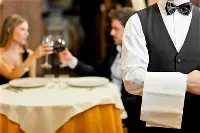 Tavolo di ristorante, e cameriere