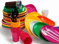 Piatti e bicchieri di plastica