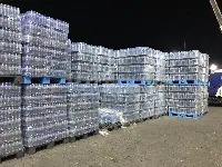 Pallets di acqua minerale in una foto d'archivio