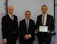 Premio Leonardo da Vinci a Getir. Da sinistra Livio Manzini (presidente Camera di Commercio e industria italiana in Turchia), Giorgio Marrapodi (ambasciatore italiano in Turchia) e Tuncay Tutek (co-fondatore di Getir)