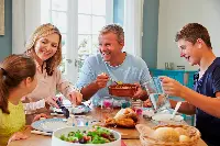 Convivialità di un pasto in famiglia