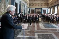Il presidente della Repubblica, Sergio Mattarella, consegna l'onorificenza ai nuovi Cavalieri del Lavoro (2 giugno 2015)