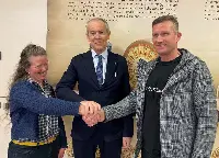 Marisa Corradi, Roberto Simoni e Stefano Albasini siglano l'accordo per la valorizzazione congiunta tra Trentingrana CONCAST e Caseificio di Lavarone