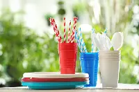 Stoviglie e cannucce in plastica monouso