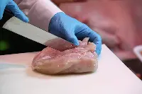 Lavorazione di un prodotto avicolo