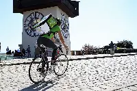 Fattorino ciclista effettua consegne di cibo per Mjam