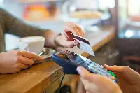 Pagamento con carta al bar