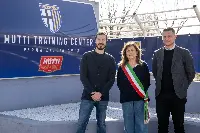 Da sinistra: Michele Laterza, Corporate Communication Director di Mutti, Maristella Galli, Sindaca di Collecchio (PR), Luca Martines, Managing Director Corporate di Parma Calcio