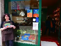 Dorjana, addetta alle vendite di L’Alveare che dice Sì