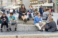 Giovani turisti in pausa pranzo