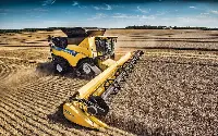 Mietitrebbia al lavoro sotto il cielo d'Argentina