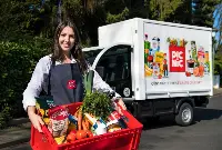 Fattorino di Picnic supermarket consegna la merce ordinata online